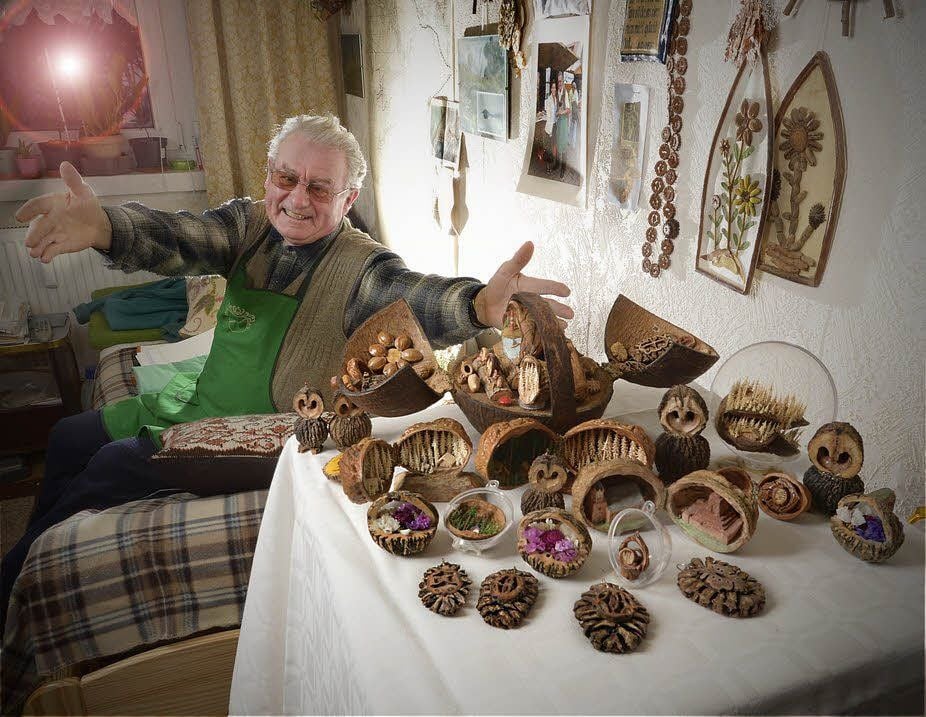 Lothar Lauterbach ist ein herzlicher Mensch. Seine Liebe gilt der Natur, deren Früchte er für seine Miniaturschnitzereien nutzt.
