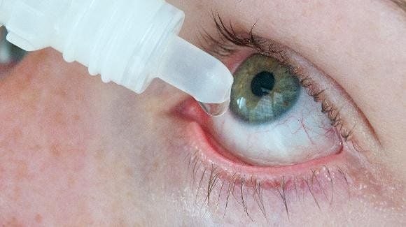 Bei einer Patienten steckte hinter einer vermuteten Bindehautentzündung ein zehn Zentimeter langer Wurm im Auge.
