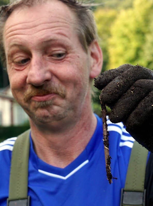 Sven Ehrlich zeigt einen Regenwurm. Nach ihnen suchen die Wildschweine.