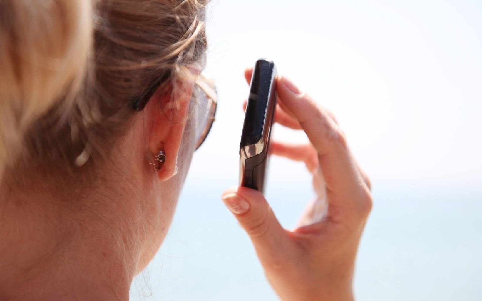 Wenn man im Ausland ist, muss man häufig zusätzlich Gebühren zahlen, wenn man mit seinem Handy telefoniert oder ins Internet geht.