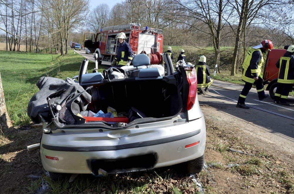 Um die Fahrerin zu retten, musste das Dach des Wagens abgenommen werden.