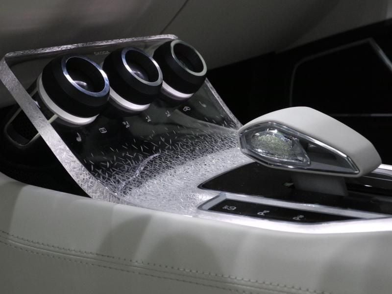 Stil-Experiment im Skoda Vision C: Die Mittelkonsole veredeln Elemente aus Kristallglas.