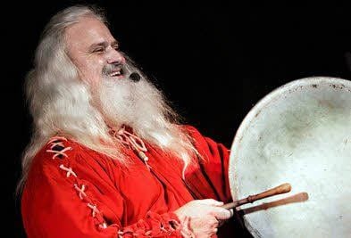 „Squeezebox Teddy“, der nach eigenen Angaben letzte lebende Troubadour.