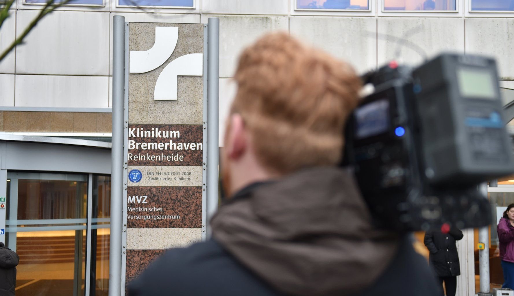 Ein Kameramann filmt den Haupteingang des Klinikum Bremerhaven in Bremerhaven (Bremen). Ärzte hatten bei einer Organspende im Klinikum einen Test auf Hirntod nicht ordnungsgemäß durchgeführt.