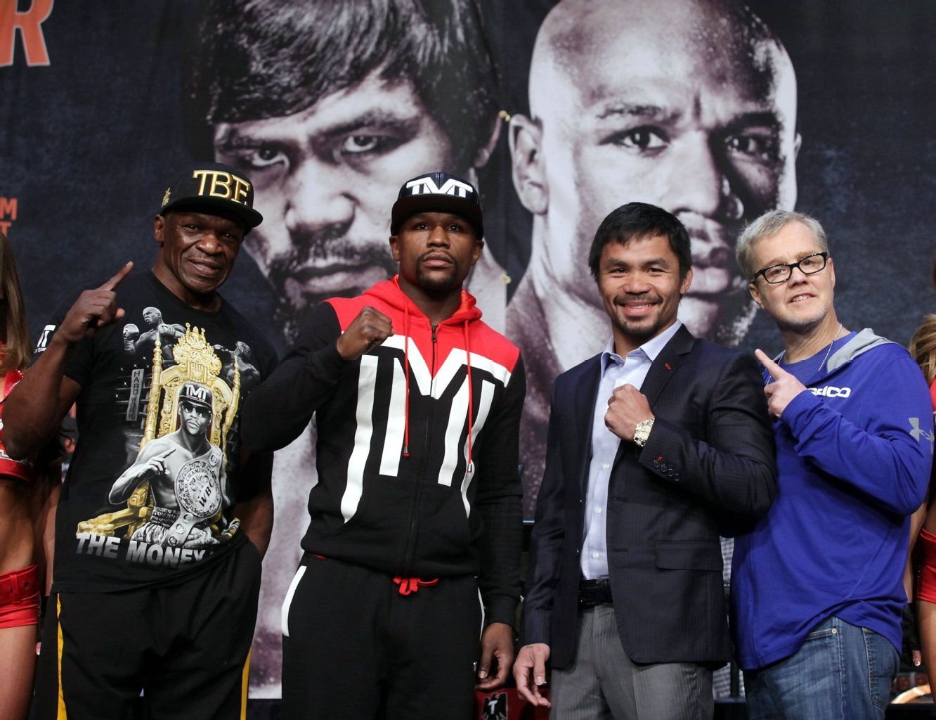 Floyd Mayweather Jr. und Manny Pacquiao mit ihren Trainern Floyd Mayweather Sr. (l.) und Freddie Roach (r.).