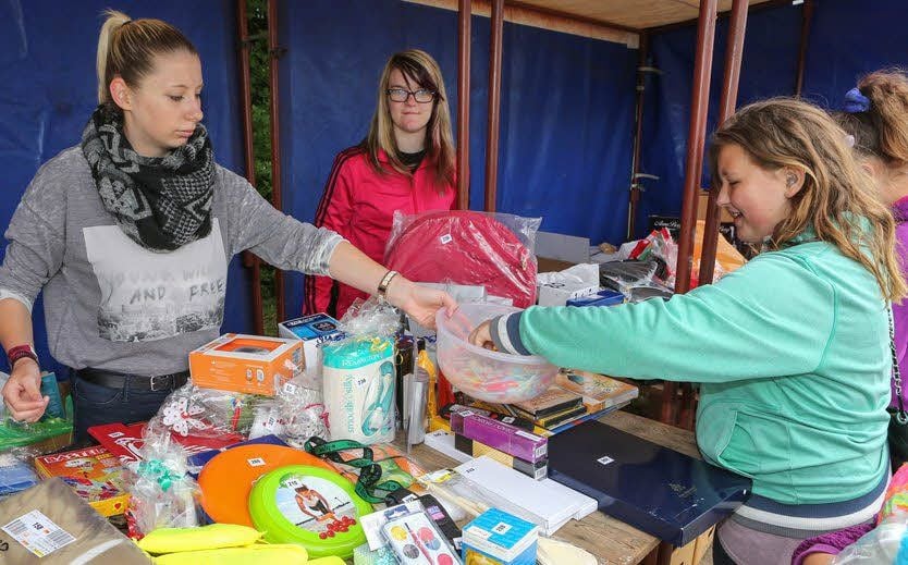 An der Losbude versucht die elfjährige Antonia Brauer (rechte) bei Jasmin Danielzig (links) ihr Glück.