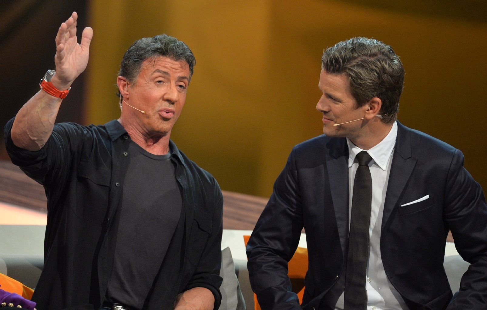 US-Schauspieler Sylvester Stallone und Markus Lanz am 05.10.2013 in der ZDF-Show "Wetten, dass.." in der ÖVB-Arena in Bremen auf dem Sofa.