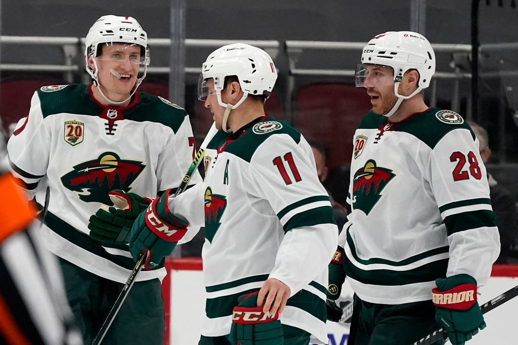 Nico Sturm (l) war maßgeblich an Minnesotas Sieg beteiligt.