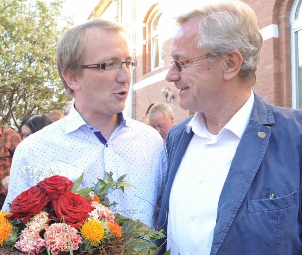 Der neue und der alte Landrat des Salzlandkreises: Markus Bauer (links) nimmt die Glückwünsche von Ulrich Gerstner entgegen.