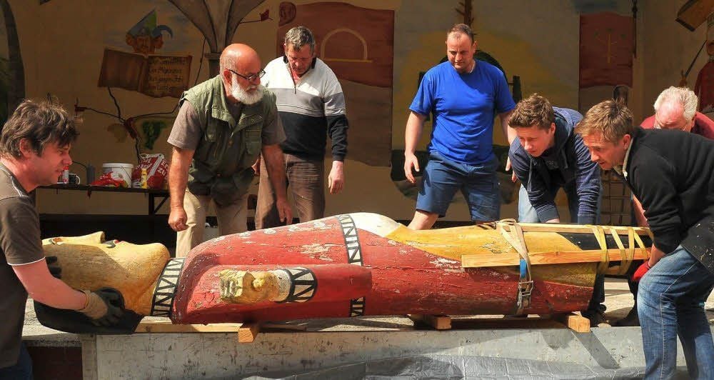 Der Roland von Questenberg wird in die Restaurationswerkstatt nach Blankenburg transportiert. Männer der Questenmannschaft halfen beim Aufladen auf den Anhänger.