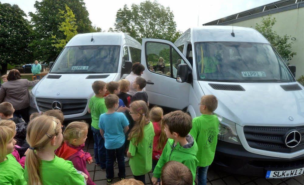 Die Gierslebener Grundschüler nehmen die beiden neuen Kleinbusse in Beschlag.