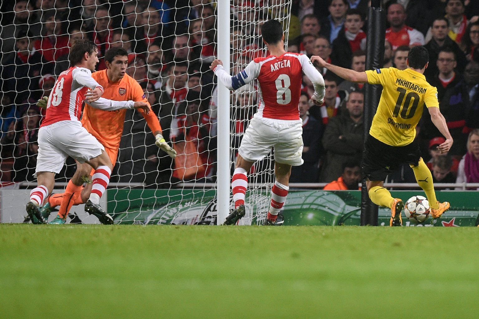 Dortmunds Mchitarjan (r.) gegen die Arsenal-Verteidiger