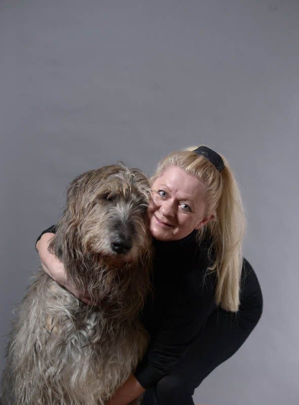 Ihre Marke: Patente Ostfrau mit großem Herzen. Heidi Wittwer posiert mit ihrem Hund King.
