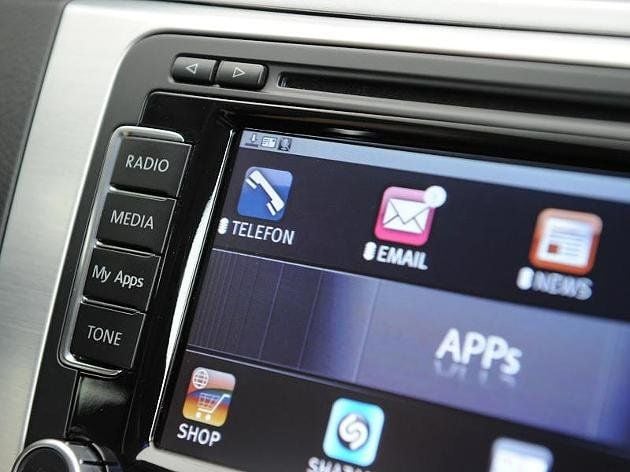 Moderne Pkw sind mit einem großen Infotainment-Paket und zahlreichen Assistenz-Systemen ausgestattet. Diese sammeln viele Daten über Auto und Fahrer.