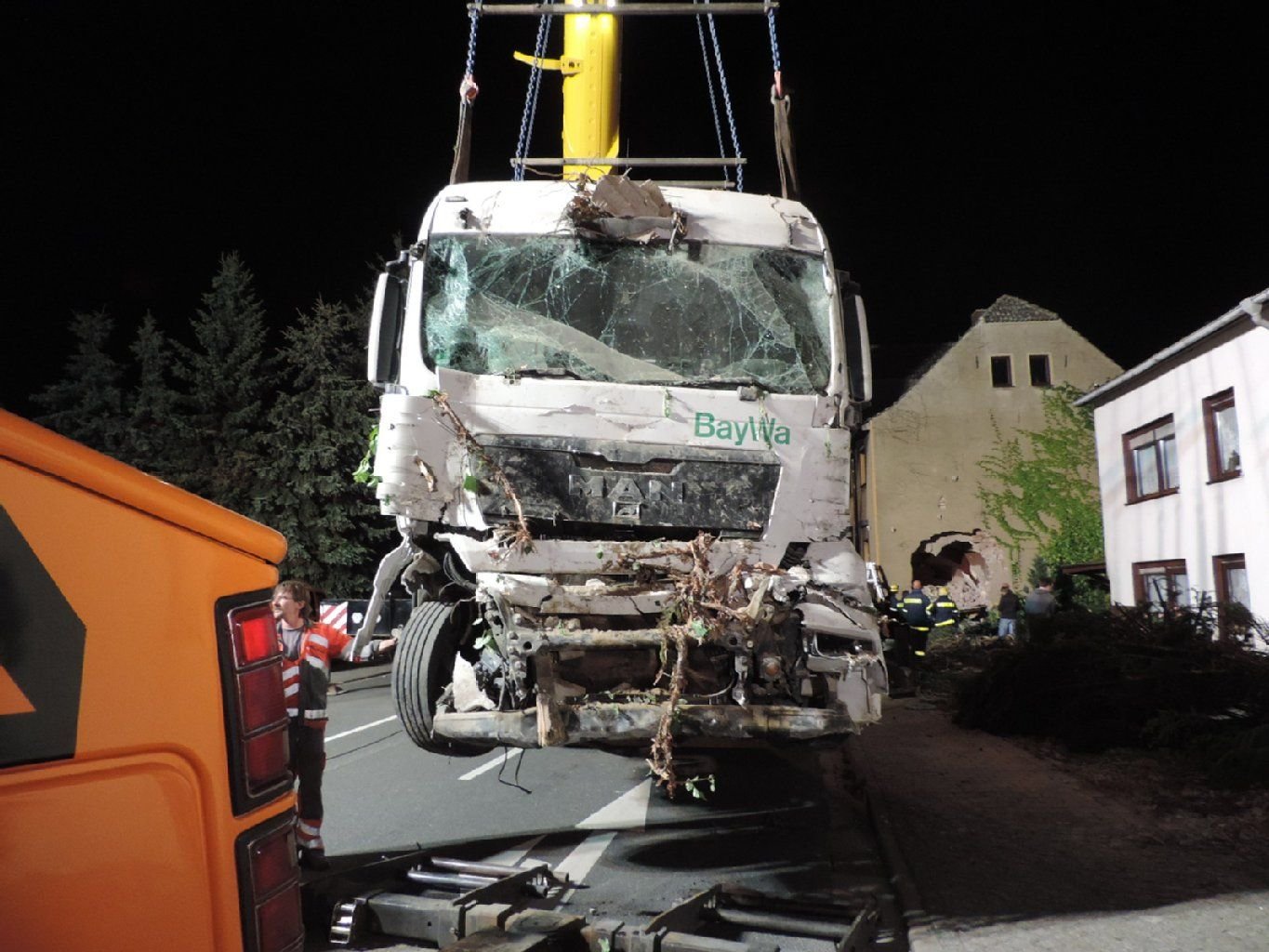 Die Bergung des Lkw dauerte bis in die Nacht.