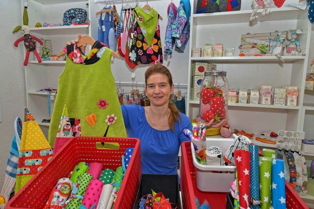 Doreen Falkenberg fertigt in ihrer „Kreativ-Werkstatt“ Kleidung für Klein und Groß ganz individuell an.