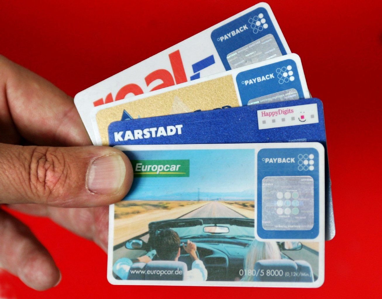 Mit den erfassten Kundendaten und gewonnen Infos über die Kundenkarte können die Partnerunternehmen ihre Ansprache – also Werbung – individuell anpassen.