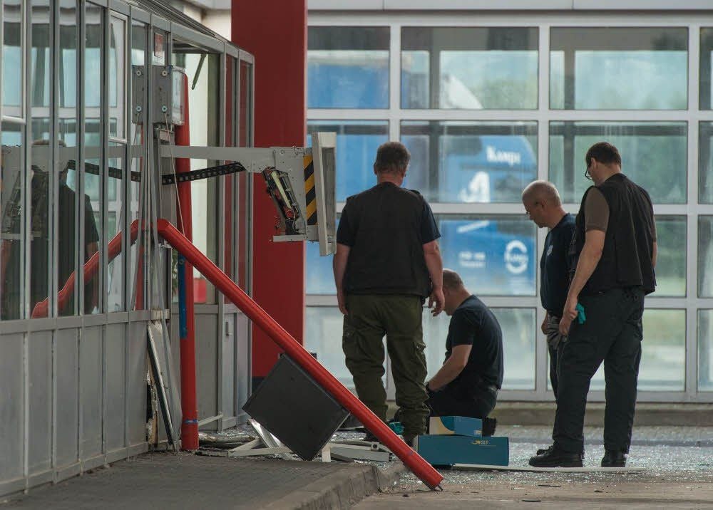 Kriminaltechniker der Polizei sichern am Tatort auf dem Quedlinburger Moorberg verwertbare Spuren.