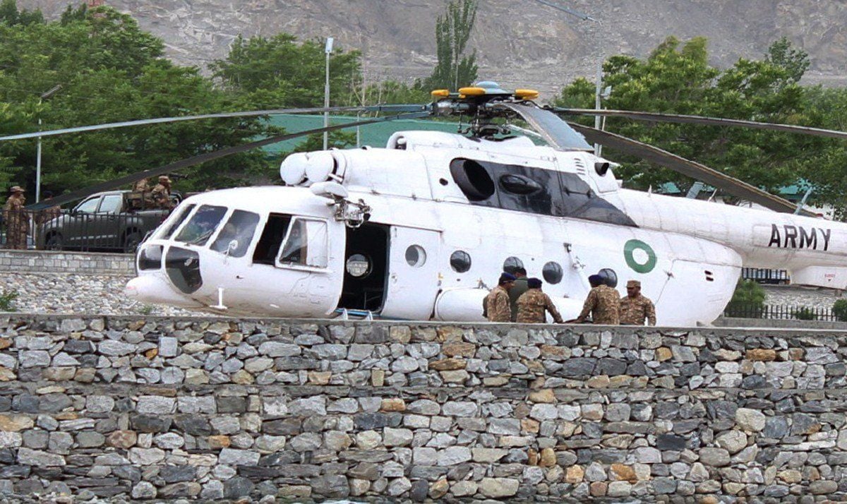 In Pakistan ist ein Hubschrauber mit Diplomaten an Bord auf eine Schule gestürzt. Verletzte wurden mit einem Militärhubschrauber ins Krankenhaus gebracht.