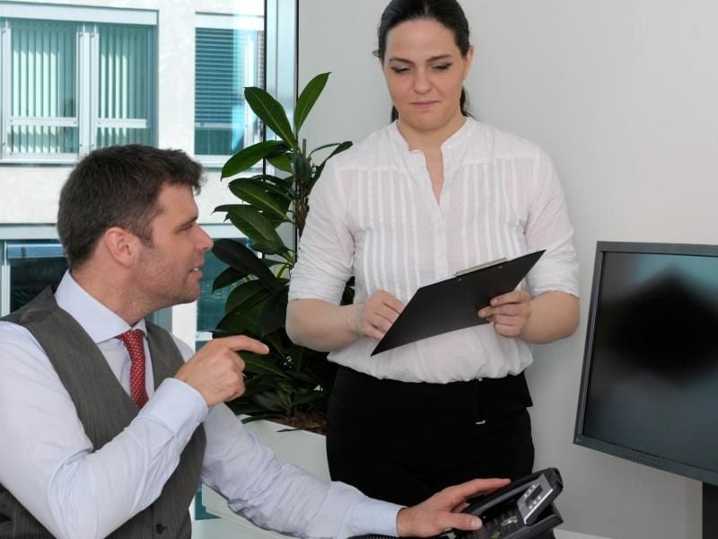 Nicht den Chef belagern: Praktikanten sollten am ersten Arbeitstag zurückhaltend sein und warten, bis der Vorgesetzte auf sie zukommt.