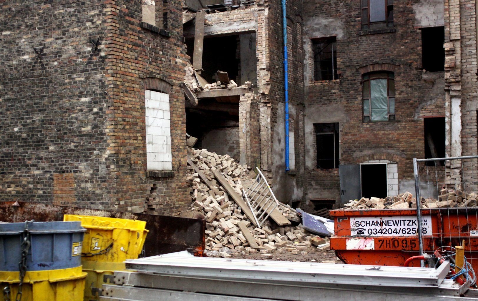 In der halleschen Krukenbergstraße 13 ist am Freitagmittag ein Haus eingestürzt.