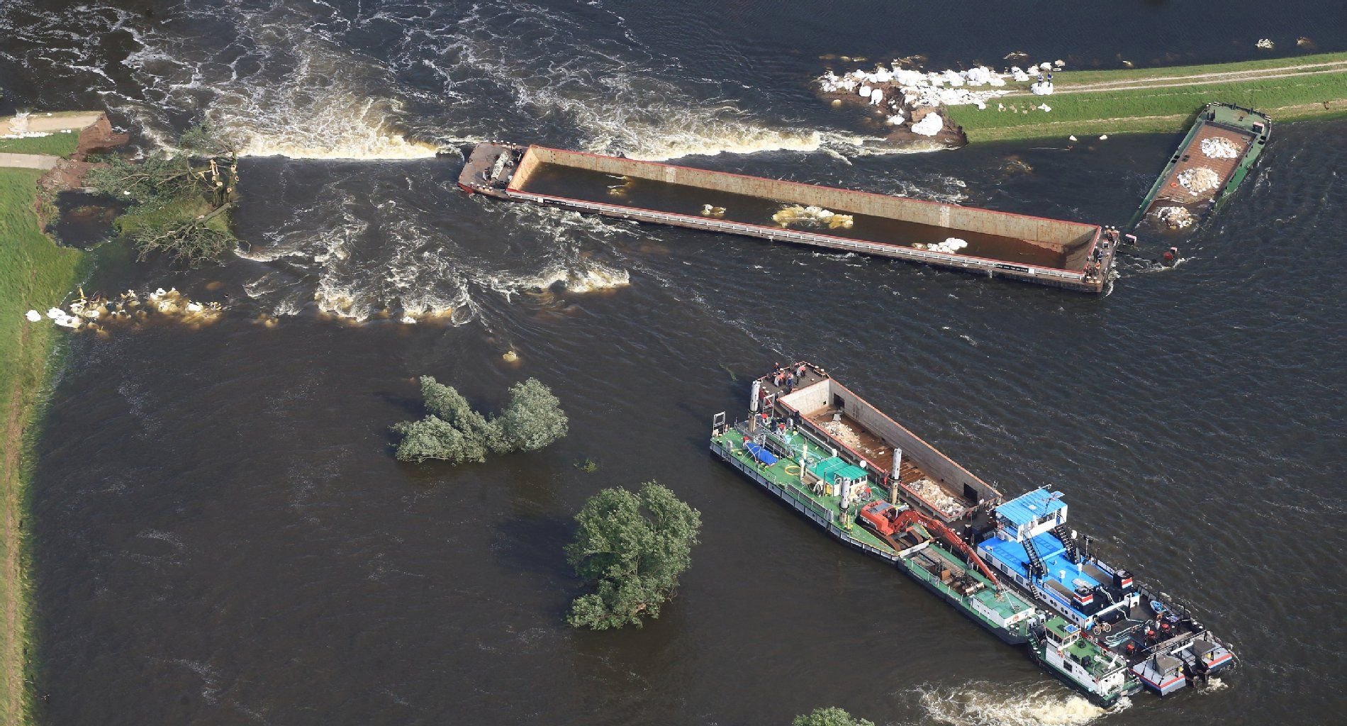 Der dritte Lastkahn wird am 16.06.2013 zum gebrochenen Elbdeich bei Fischbeck (Sachsen-Anhalt) gebracht.