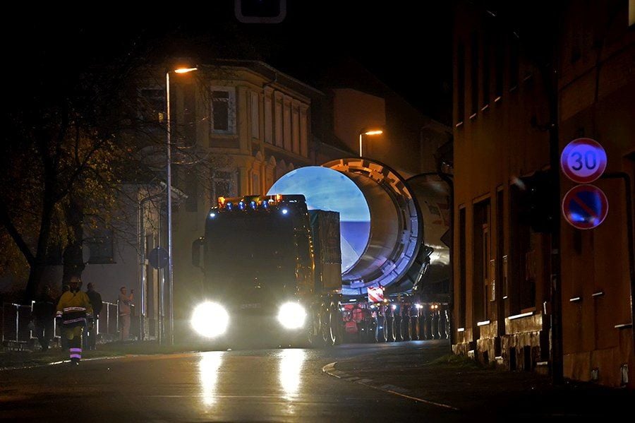 Der erste von zwei modernen Kühlanlagen der Firma Bilfinger MCE Aschersleben ist auf dem Weg in die Vereinigten Arabischen Emirate.