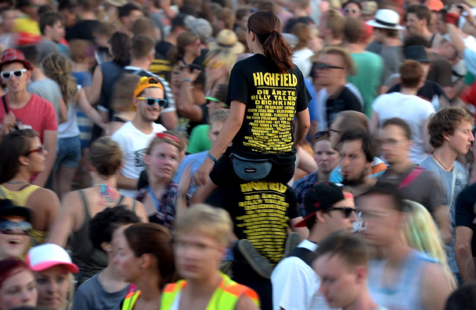 Besucher des Highfield-Festivals feiern vor der Bühne in Großpösna (Sachsen).
