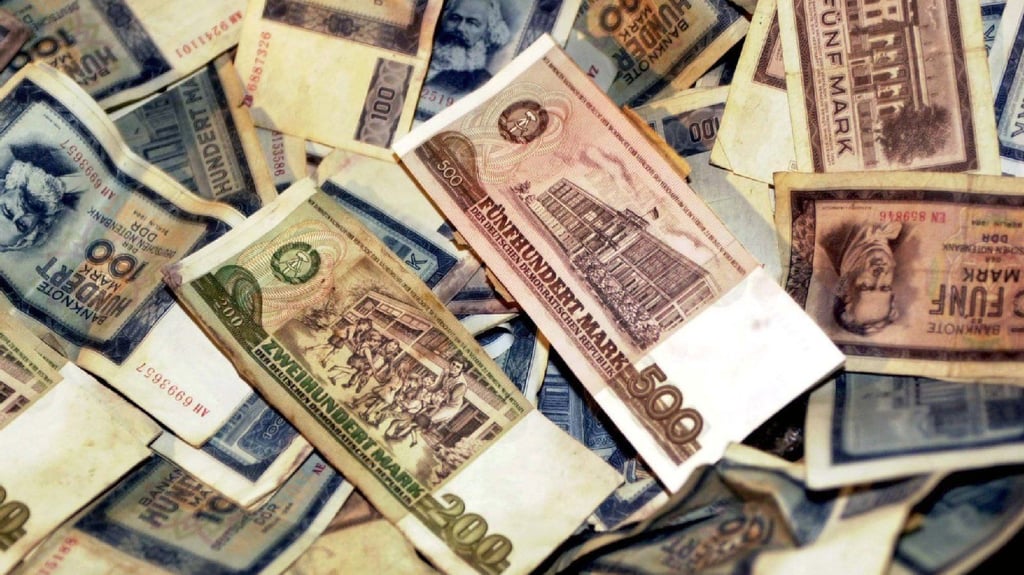 Altes DDR-Geld liegt in einem unterirdischen Stollen bei Halberstadt.