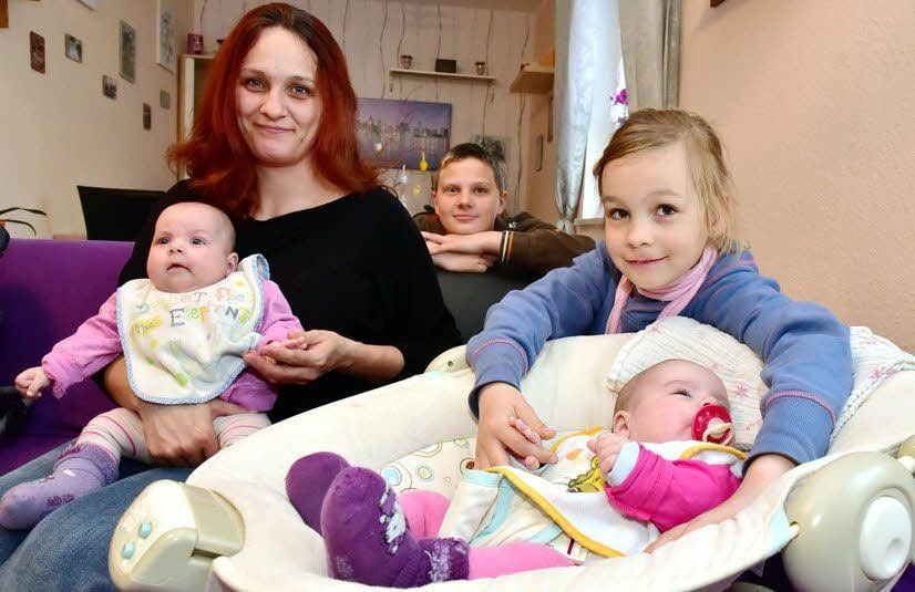 Abigel auf Mutter Marika Haases Schoß und Ashley, hier mit Josy, sind die Jüngsten. Die zweieiigen Zwillinge sind Gaucks Paten. Im Hintergrund: Jeremy.