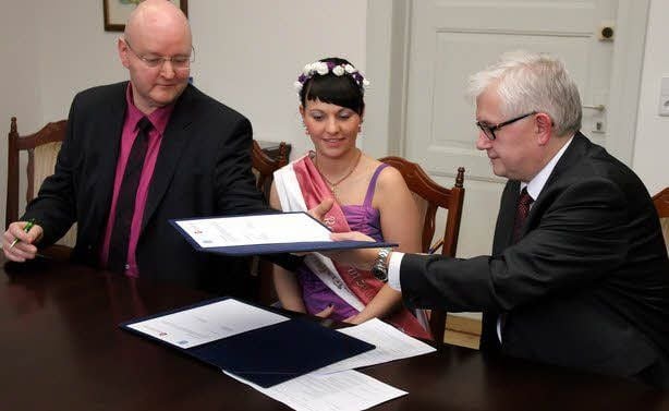 Oberbürgermeister Ralf Poschmann (r.) und Rosenstadt-GmbH-Chef Uwe Schmidt unterzeichneten den Vertrag für den Sachsen-Anhalt-Tag, in ihrer Mitte Rosenprinzessin Doreen.