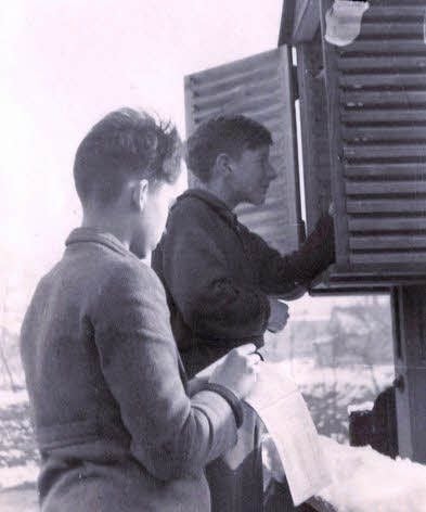 Wolfgang Querfurth und Rainer Dröge (links) an der Klimahütte.