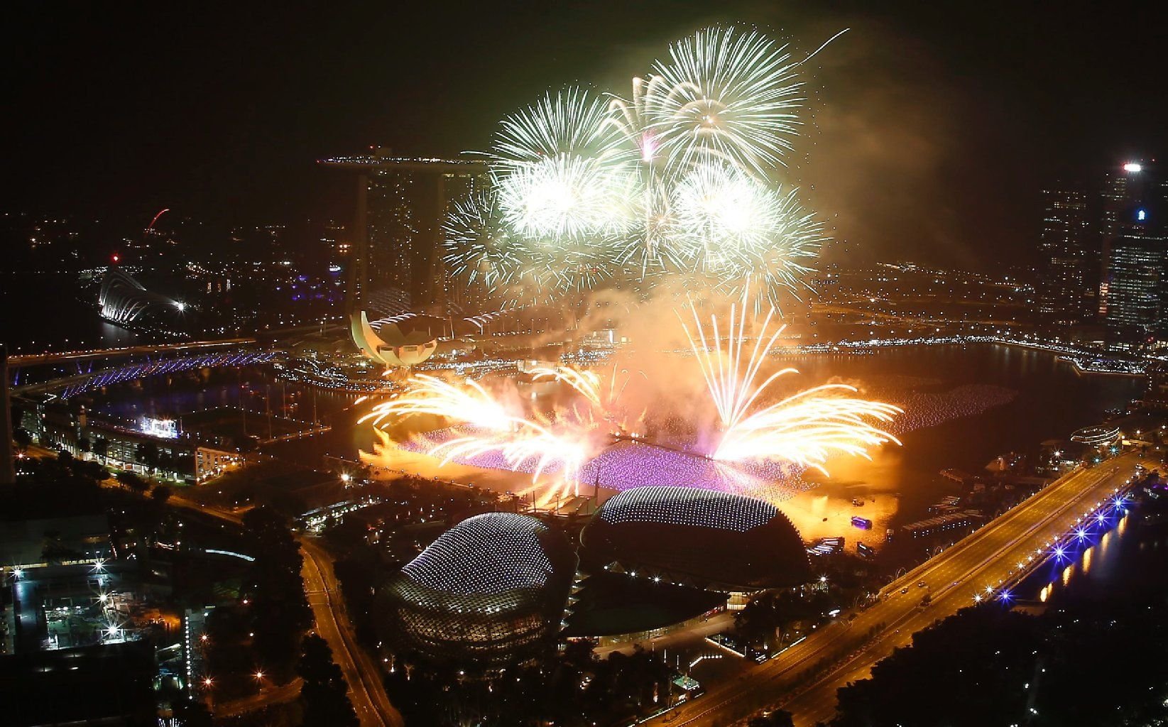 Feuerwerk zum Jahresanfang über "Marina Bay" in Singapur.