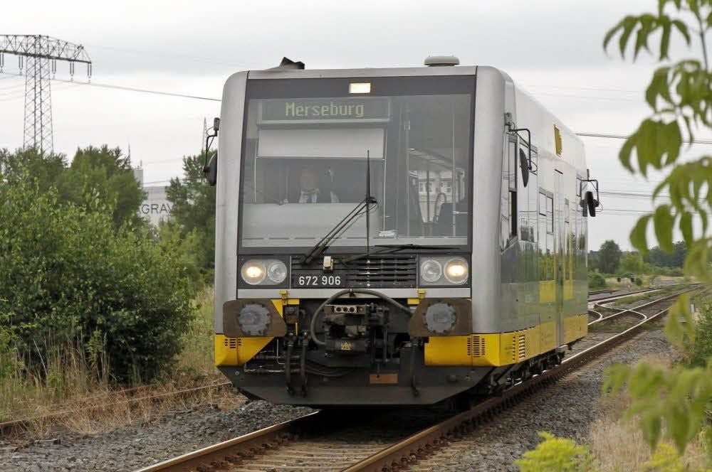 Die Bahnstrecke Schafstädt-Merseburg wird ab Dezember stillgelegt. Stattdessen sollen stündlich Busse rollen.