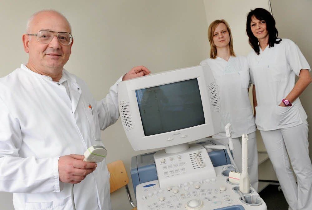Wieder geöffnet: Virgil Coltoiu mit Schwester Mandy Henning und Arzthelferin Anja Weise (r.) in der neuen Urologiepraxis
