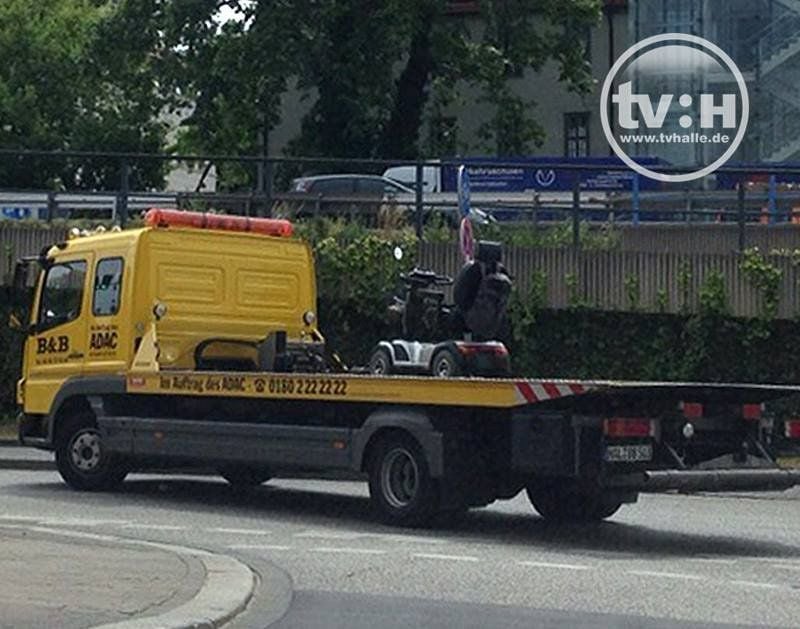 Der Rollstuhl wird mit dem Abschleppwagen abtransportiert.