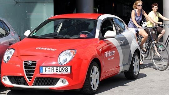 Bei „Flinkster“ liegt die Selbstbeteiligung bei rund 1500 Euro. Gegen eine Einmalzahlung kann der Betrag für ein Jahr auf 300 Euro gesenkt werden.