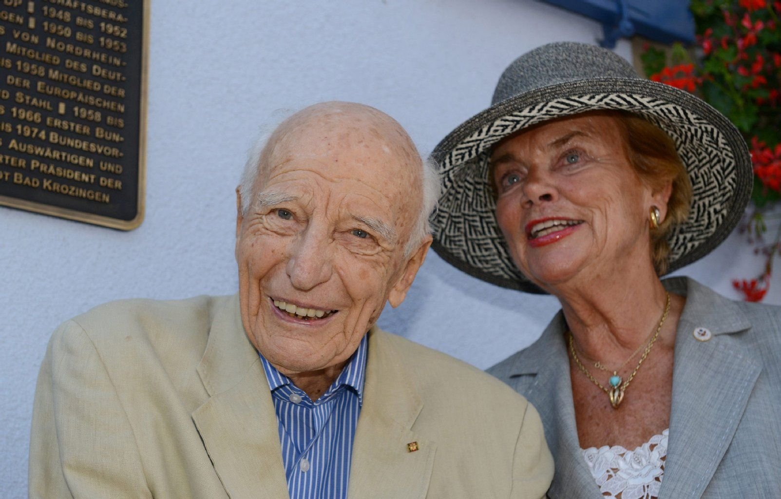Altbundespräsident Walter Scheel (r) und seine Frau Barbara stehen am 16.07.2014 in Bad Krozingen (Baden-Württemberg) vor dem "Bundespräsident Walter Scheel Haus".