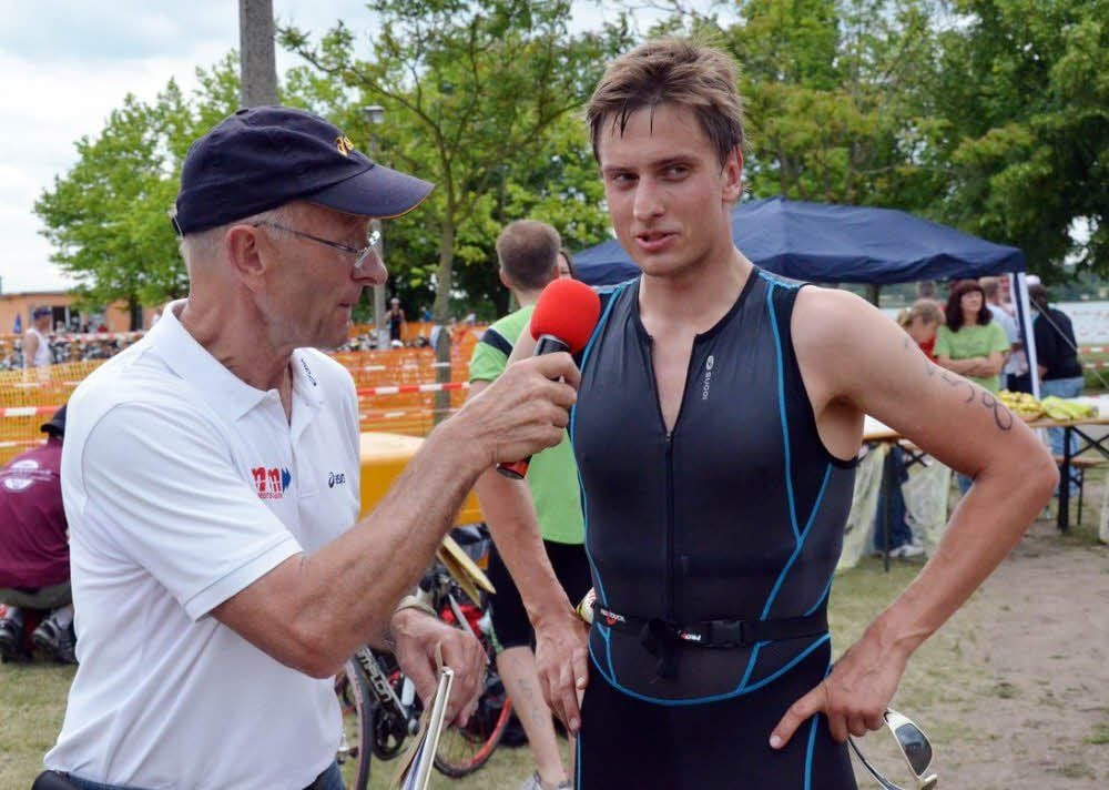 Titelverteidiger Thomas Schmidt (rechts), hier beim Interview, geht am Sonnabend beim 24. Bergwitz-Triathlon an den Start.