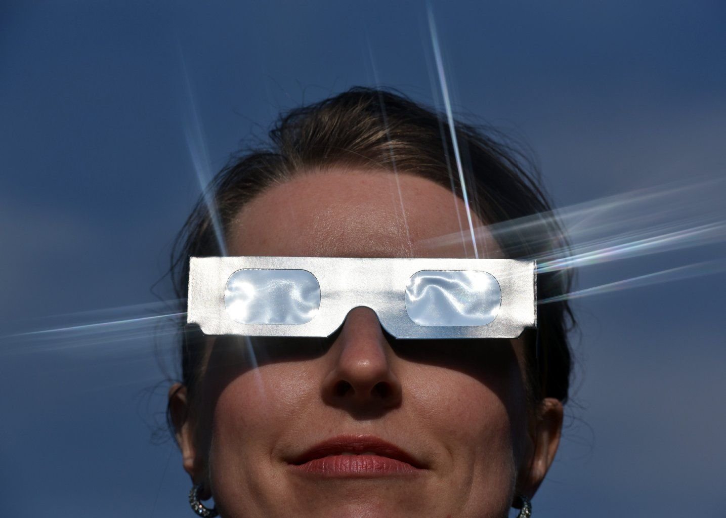 Experten warnen davor, sich die Sofi ohne Spezialbrille anzuschauen.