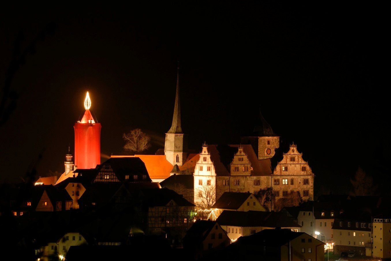 Gibt der Altstadt von Schlitz einen roten Akzent: die Kerze auf dem Weihnachtsmarkt.