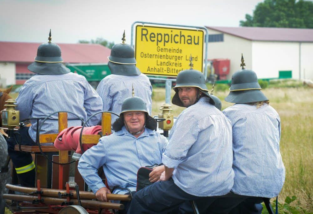 Die Teilnehmer des Umzuges hatten ihren Spaß auf den historischen Löschfahrzeugen.