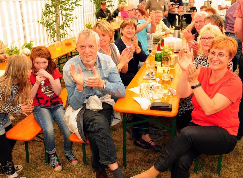 Die Gästeabordnung vom Heimatverein Ruhlsdorf bei Bernau fühlte sich im hiesigen Ruhlsdorf wohl, rechts die Vorsitzende Annett Klingsporn.