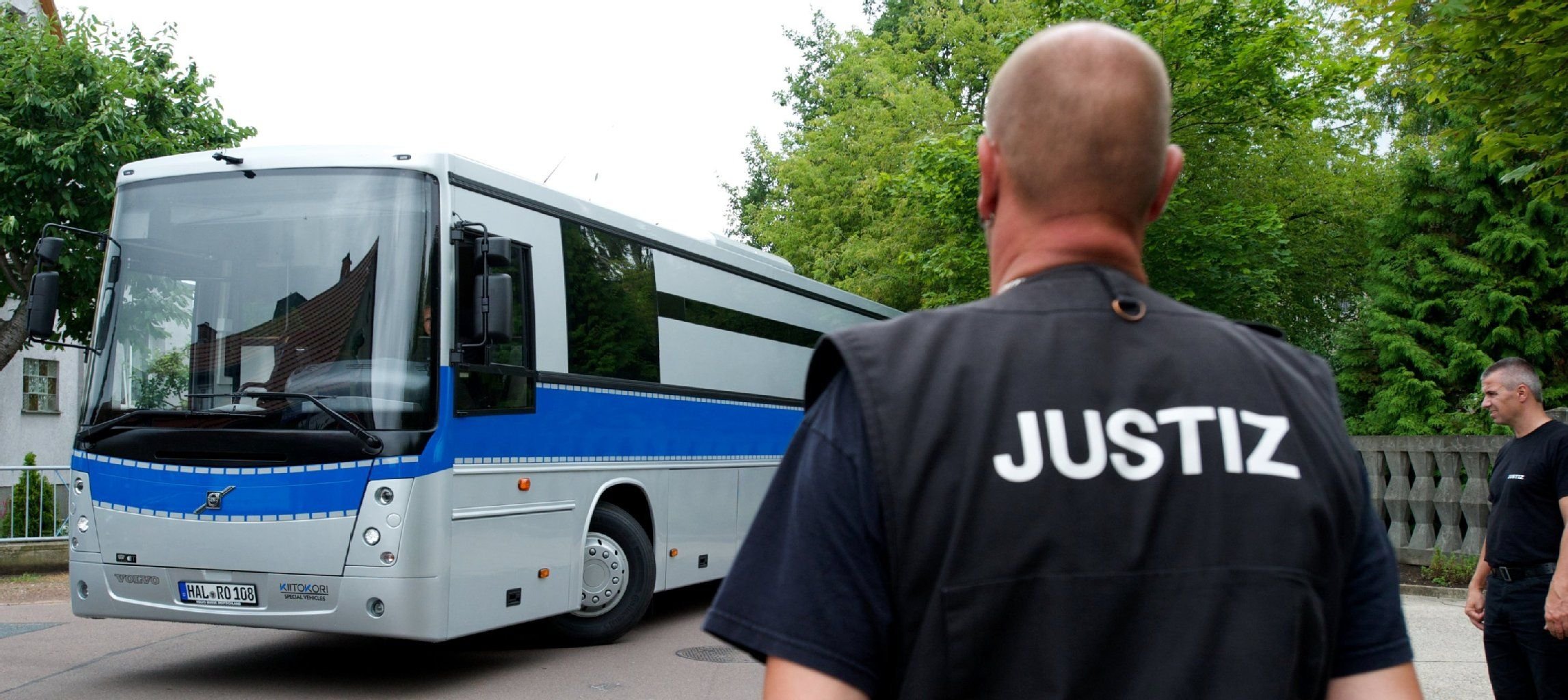 Ein neuer Bus für Gefangenentransporte verlässt am 08.07.2014 das Gelände der Justizvollzugsanstalt (JVA) Halle in Halle/Saale (Sachsen-Anhalt).