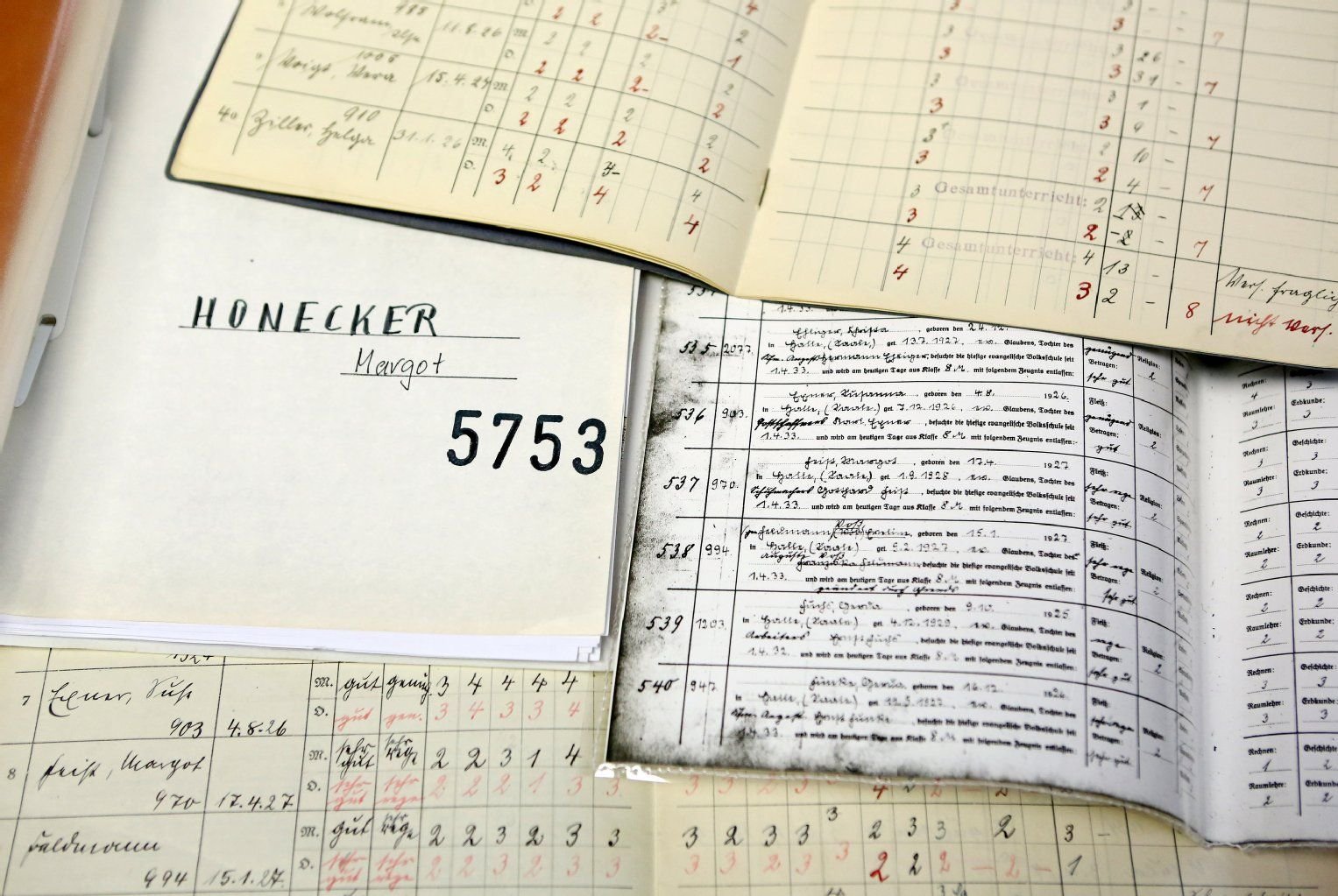 Zeugnishefte von Margot Honecker aus den 1930er Jahren liegen im Stadtarchiv Halle