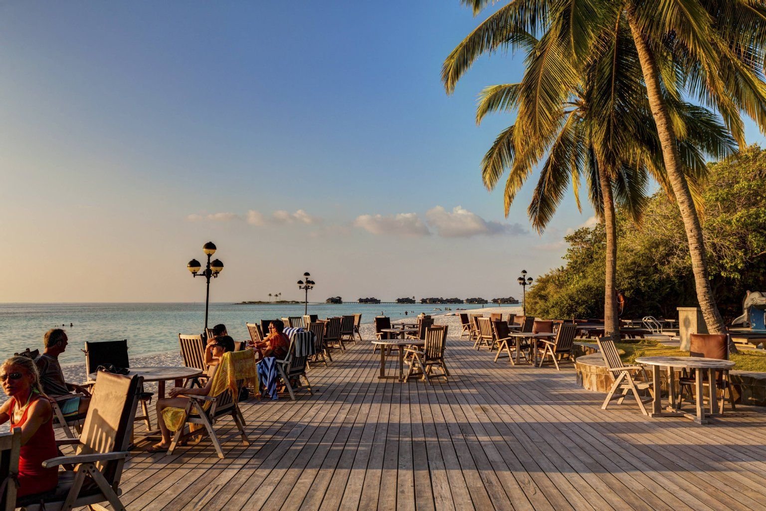Touristen genießen den Malediven-Urlaub auf „Paradise Island“.