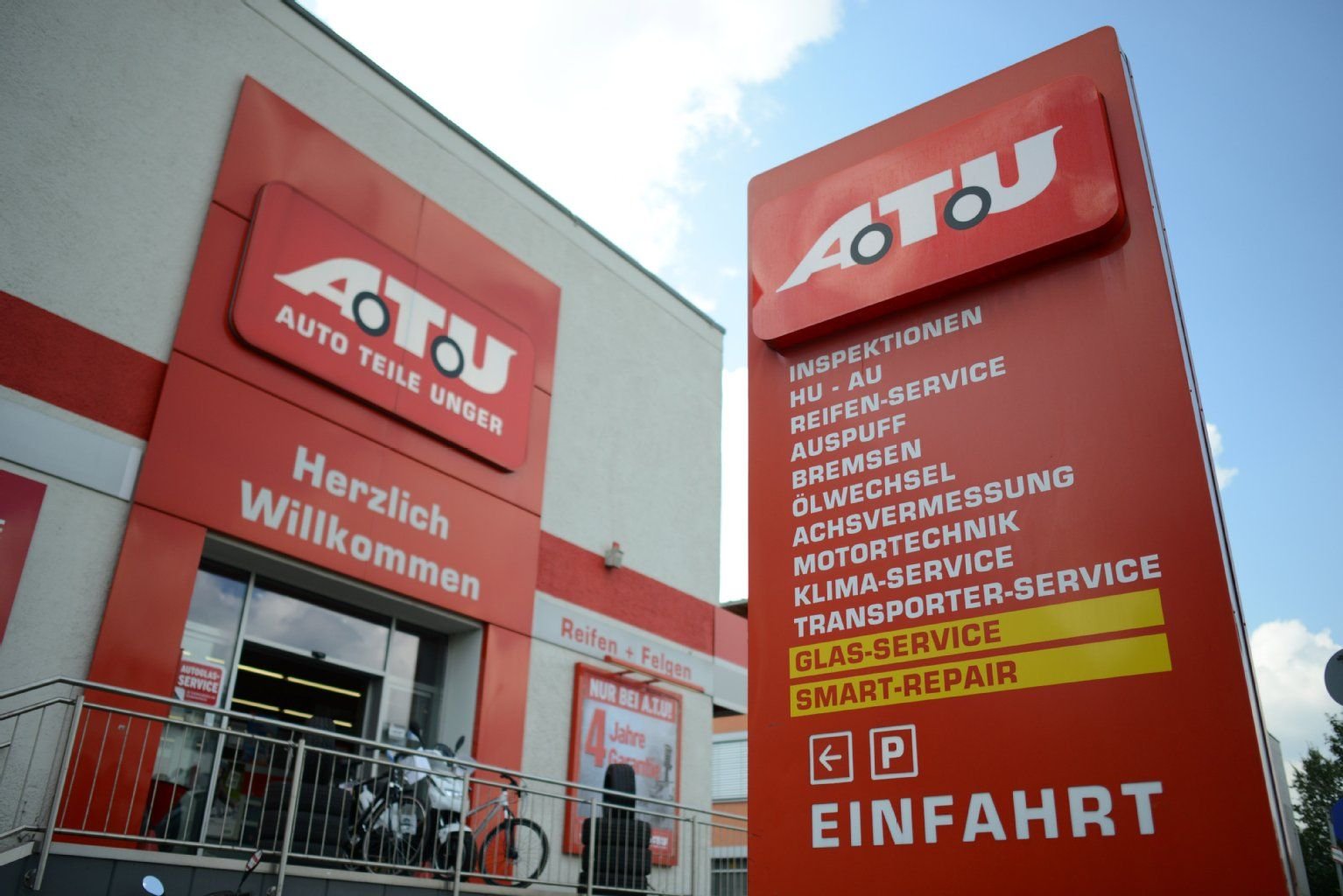 Der Eingangsbereich einer A.T.U.-Werkstatt