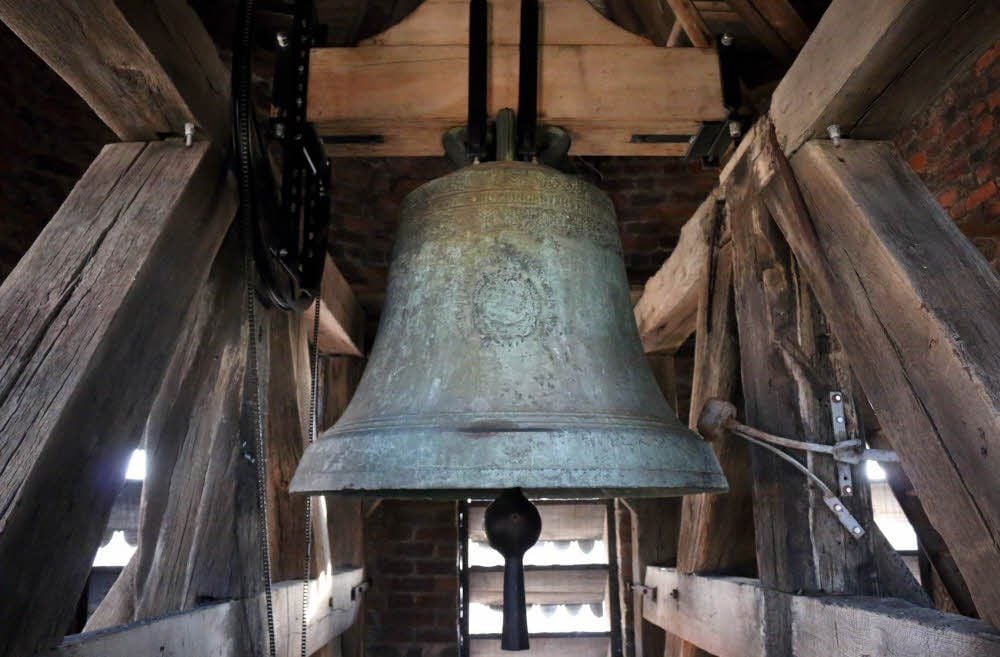 Die tiefe Glocke im Nordturm von St. Nikolai in Aken, 1766 von Friedrich August Becker in Halle gegossen.
