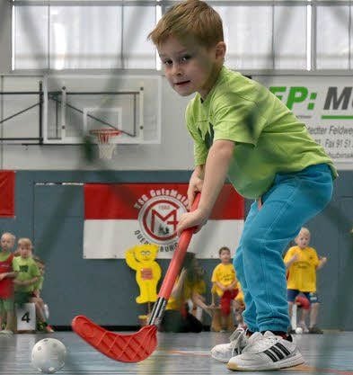 Niklas (Sonnenkäfer) versucht, den Ball ins Tor zu schießen.
