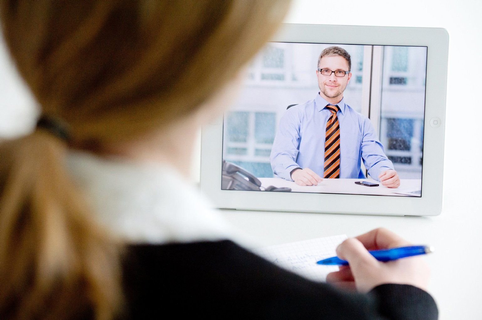 Bloß kein Schlabberlook: Business-Kleidung ist beim Vorstellungsgespräch per Video ein Muss.